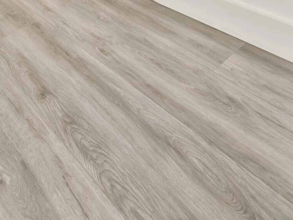 Acabado de suelo laminado efecto roble claro en una vivienda de Vila-real.