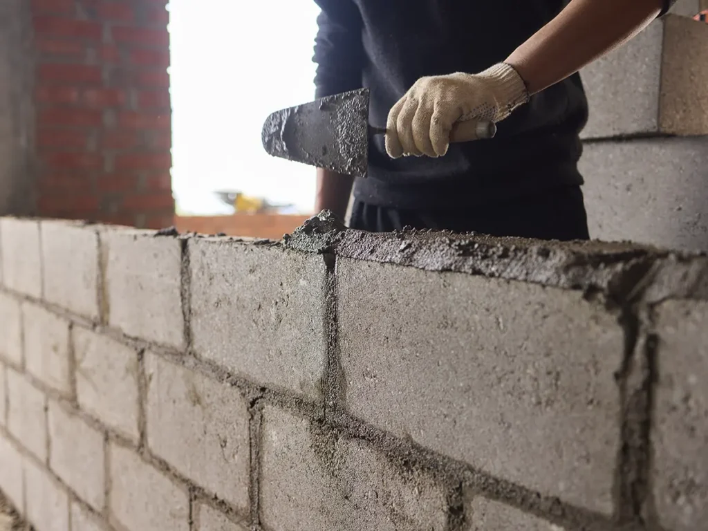Albañil colocando bloques de hormigón en Castellón