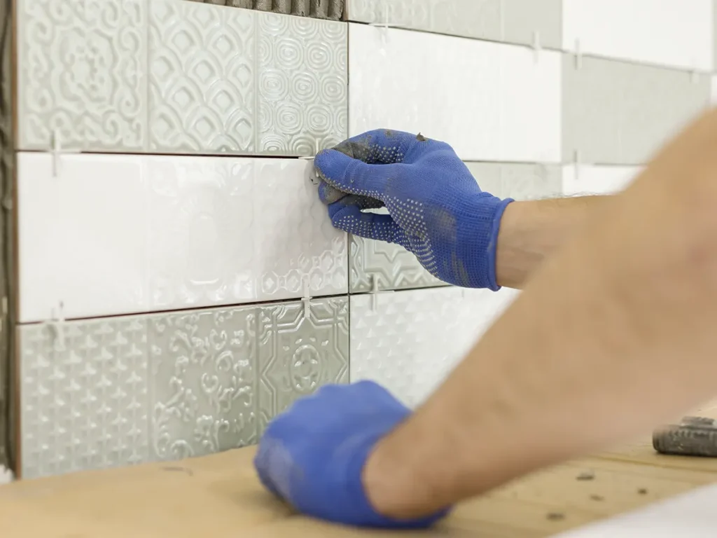 Alicatado de baño porcelánico en Castellón