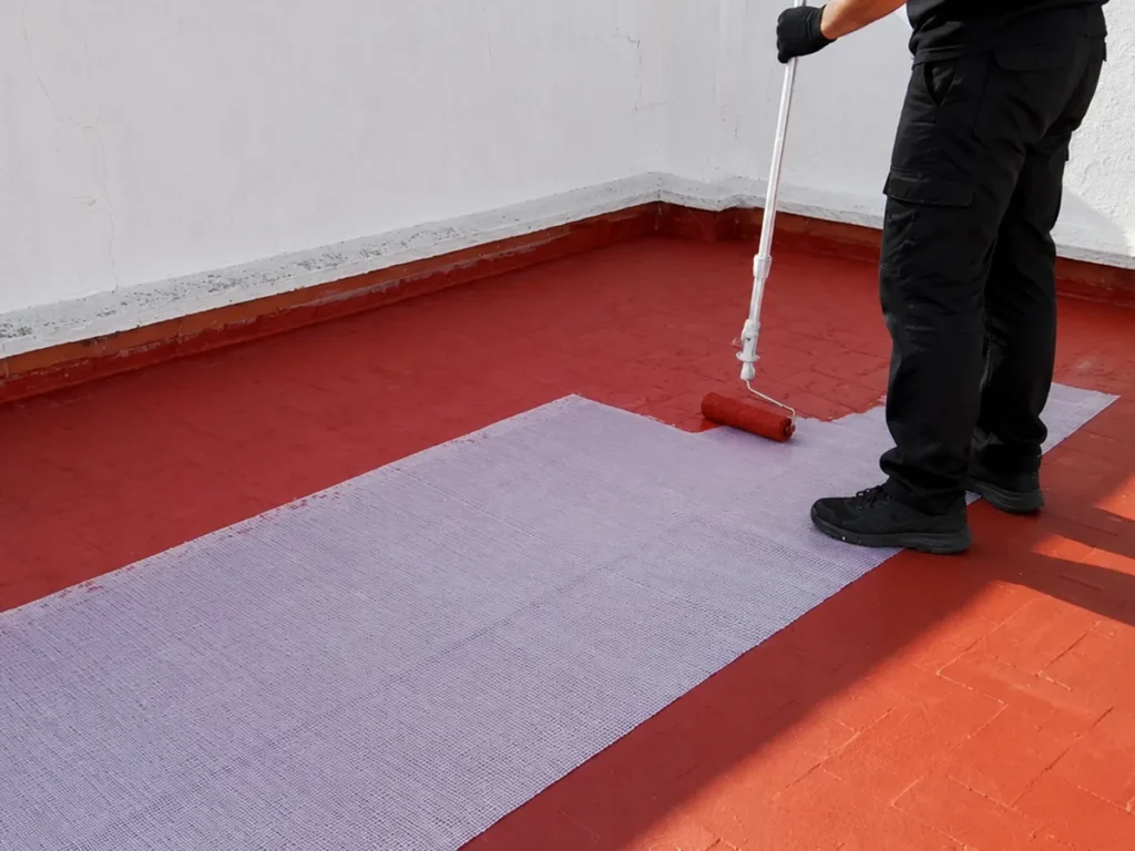 Aplicación de membrana impermeabilizante sobre terraza en Castellón