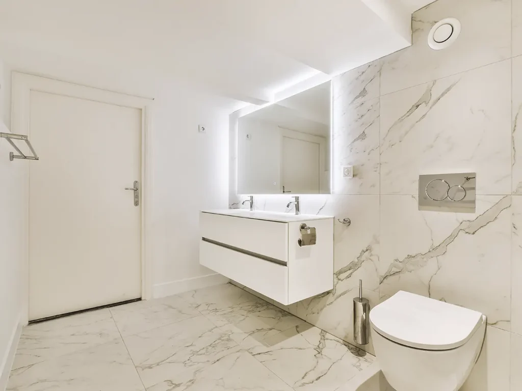 Baño reformado con diseño moderno y acabados elegantes en Castellón.