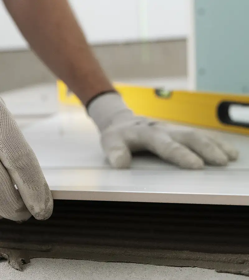 Colocación de suelo porcelánico durante una reforma en Castellón