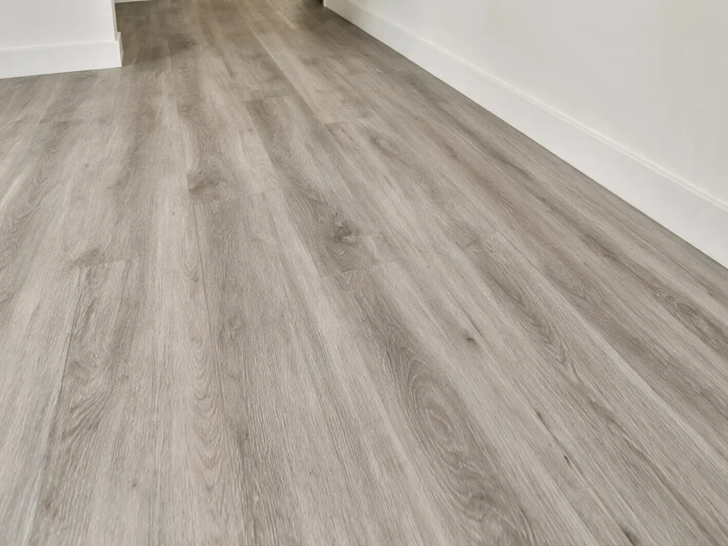 Detalle del suelo laminado gris instalado en una vivienda de Vila-real.