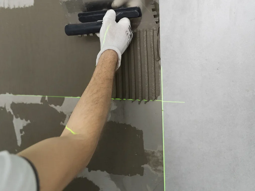 Empresa de reformas en Castellón provincia realizando trabajos profesionales de pladur y acabados interiores de alta calidad.