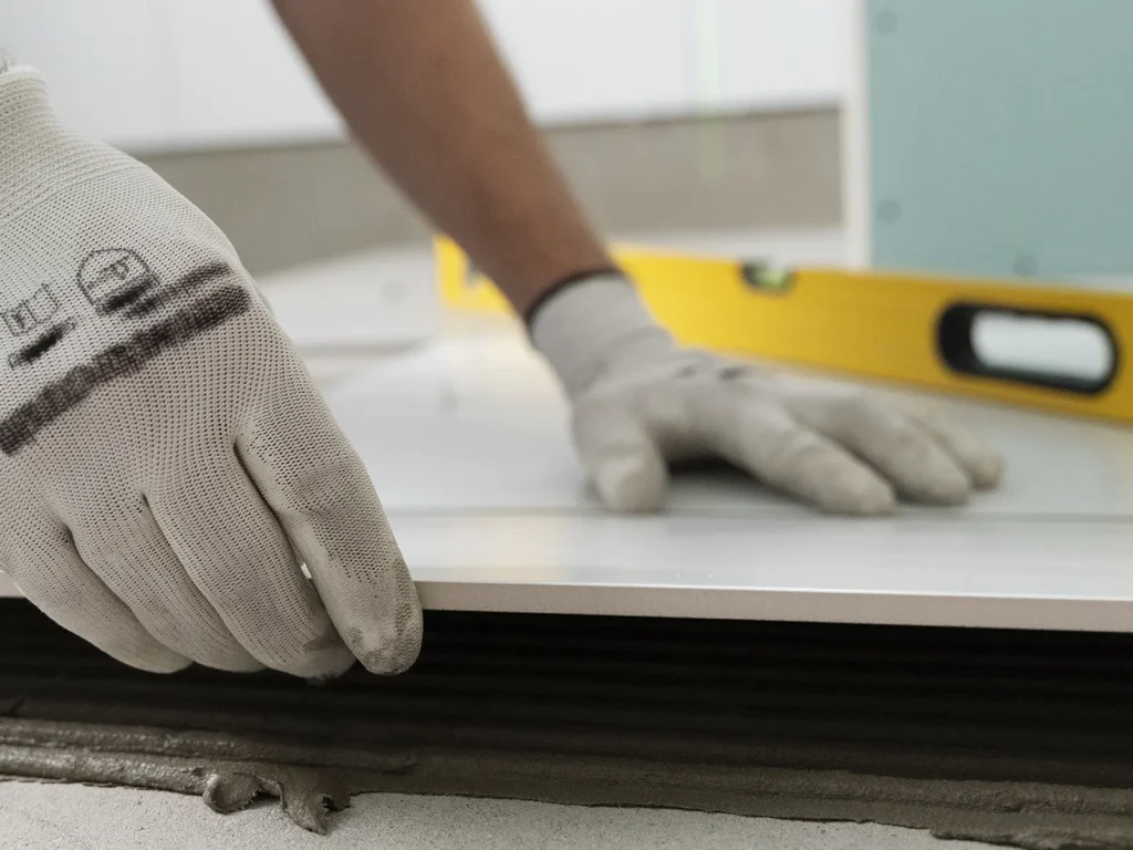 Instalación de azulejos en un baño durante una reforma en Castellón.