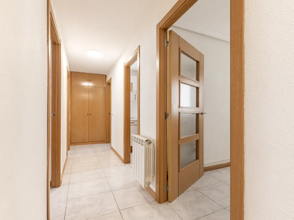 Instalación de puertas interiores en pasillo de Castellón