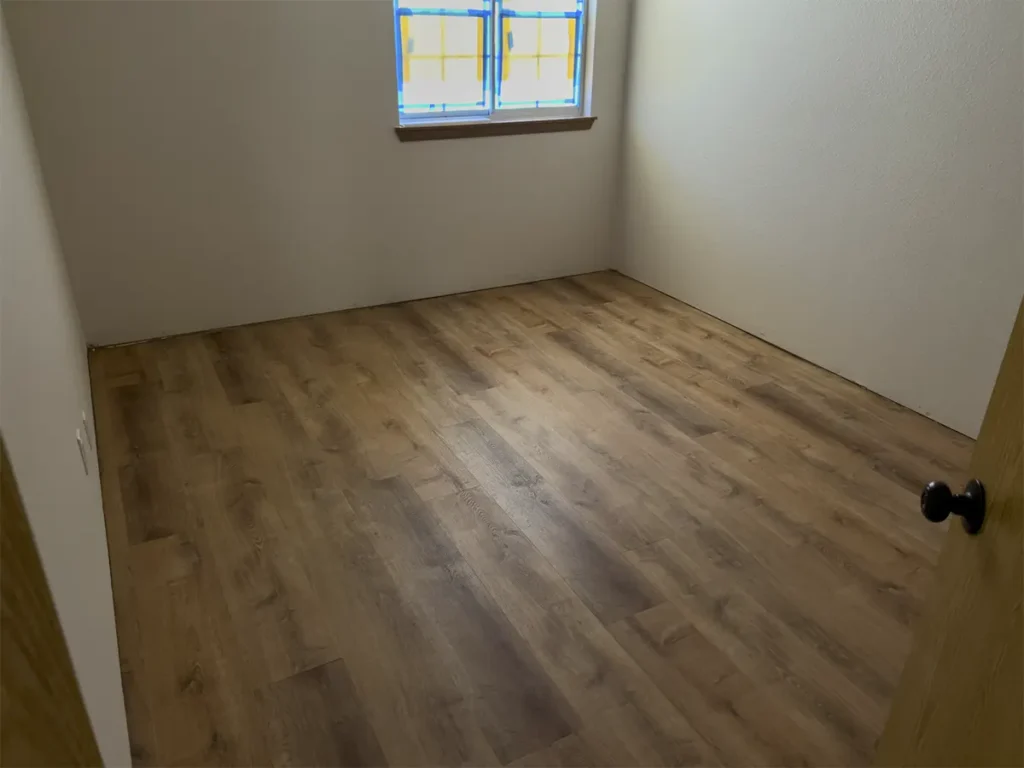 Instalación de suelo laminado en dormitorio de Castellón.