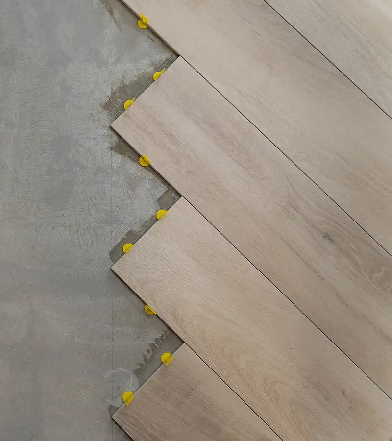 Instalación de suelo laminado durante una reforma en Castellón
