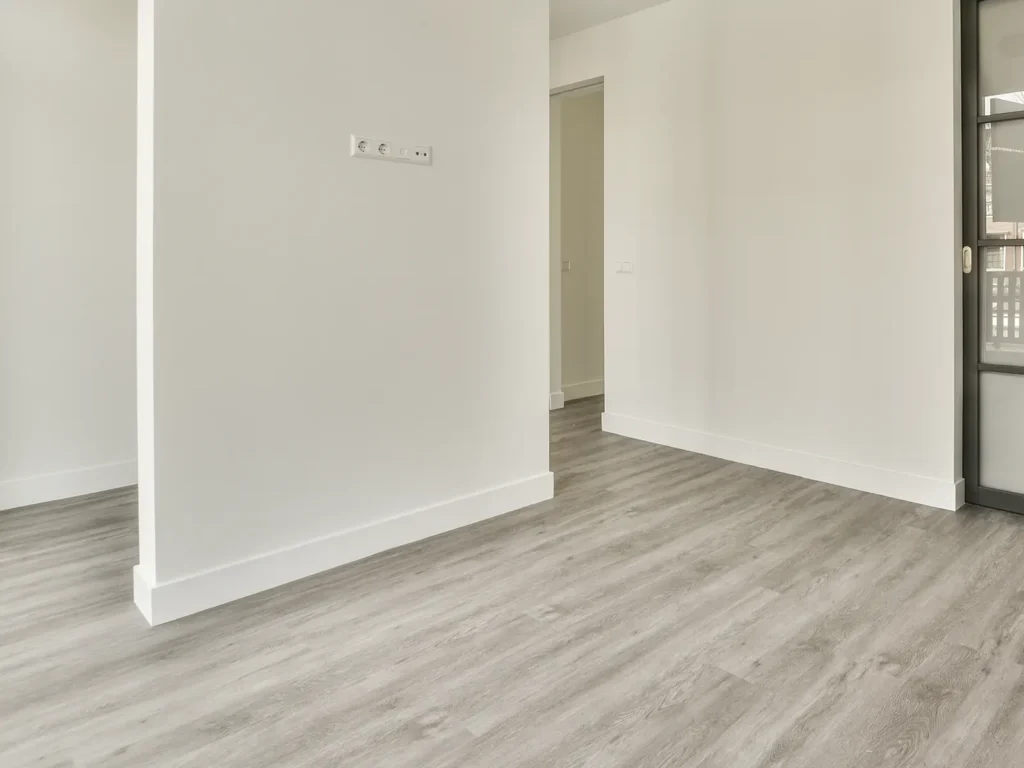 Instalación de suelo laminado en el salón de una vivienda en Vila-real.