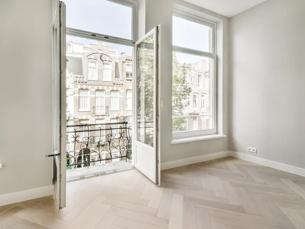 Instalación de ventanas de aluminio en vivienda de Castellón con máxima entrada de luz natural.
