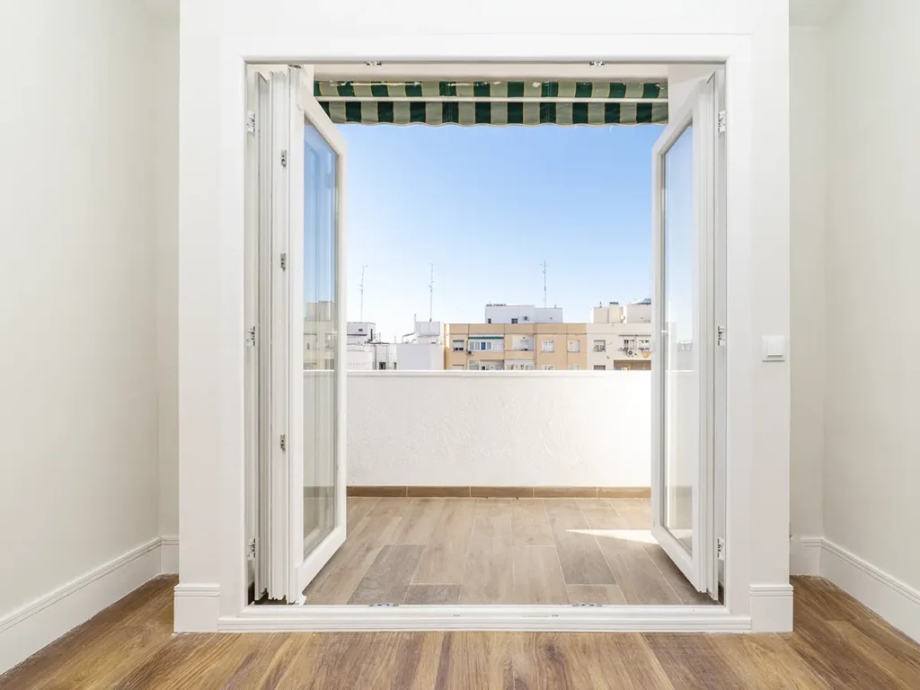 Instalación de ventanas de PVC en vivienda reformada en Castellón con acabado profesional.