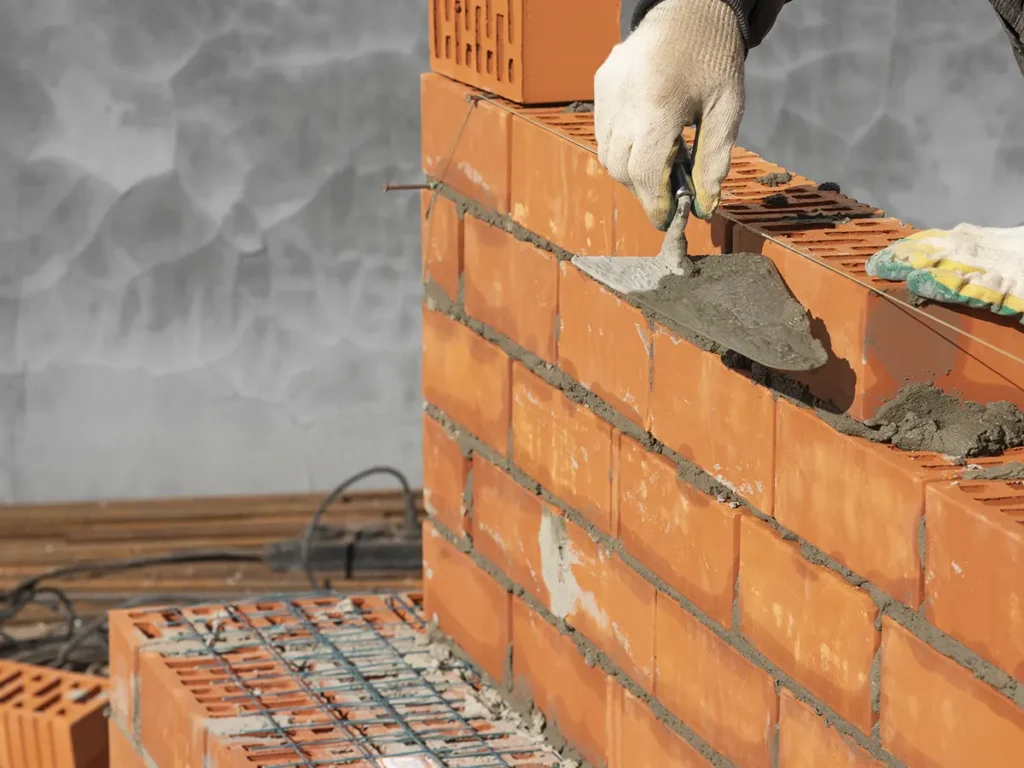 Levantamiento de pared de ladrillo en Castellón