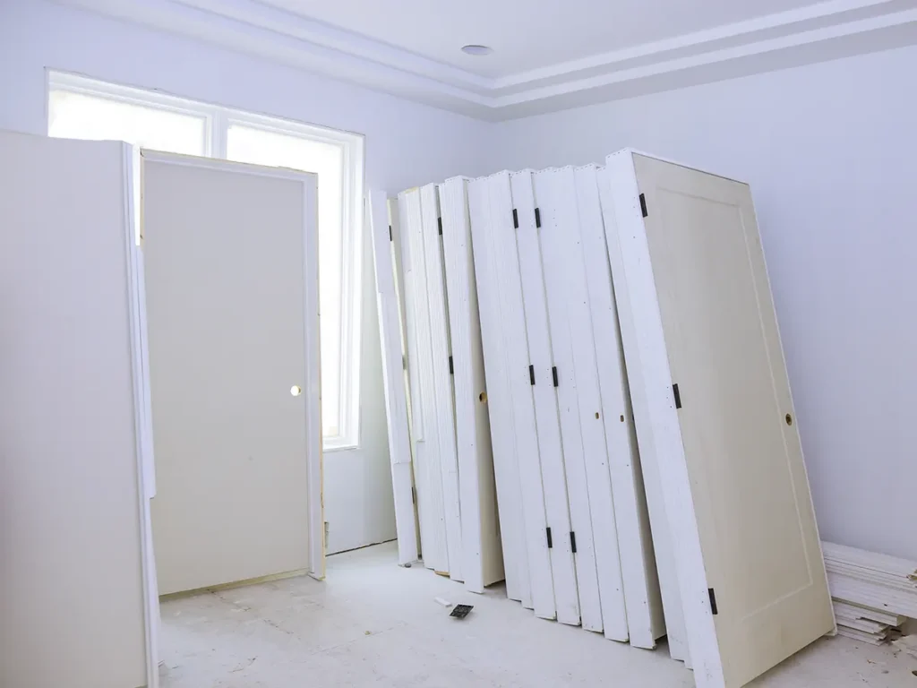 Instalación de puertas interiores en pasillo de Castellón