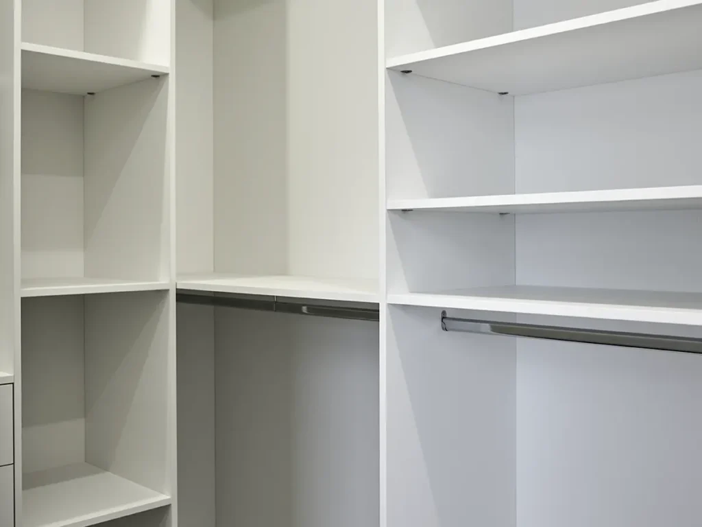 Montaje de vestidor a medida en Castellón realizado por carpinteros profesionales.