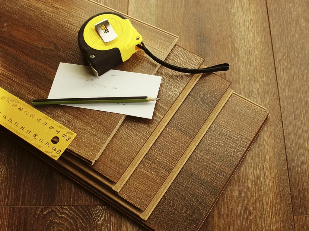Muestras de suelo laminado y vinílico para reformas en Castellón.