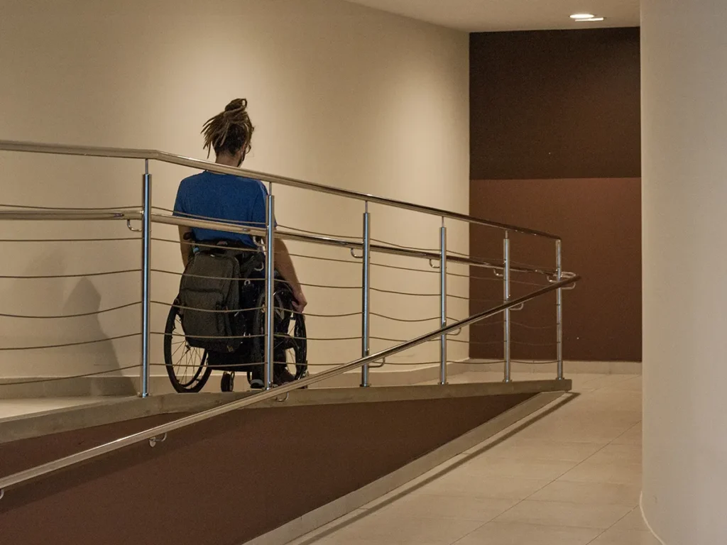 Rampa de accesibilidad en vivienda subvencionable por el Plan RENHATA en Castellón
