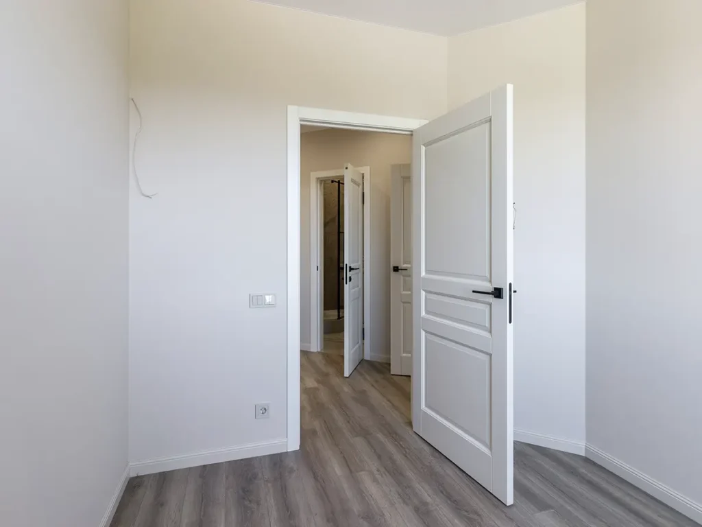 Instalación de puerta lacada blanca en Castellón