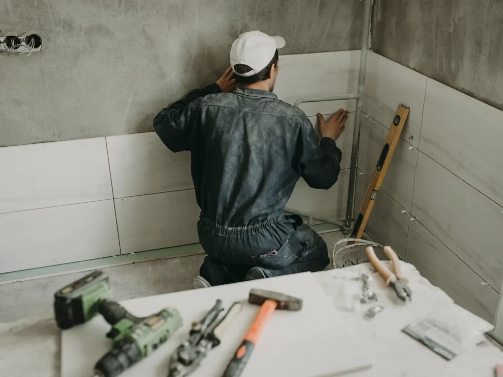 Reforma de baño con alicatado profesional en Castellón.