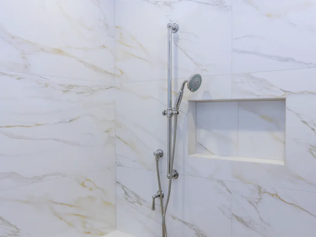Ducha moderna en baño reformado en Almassora
