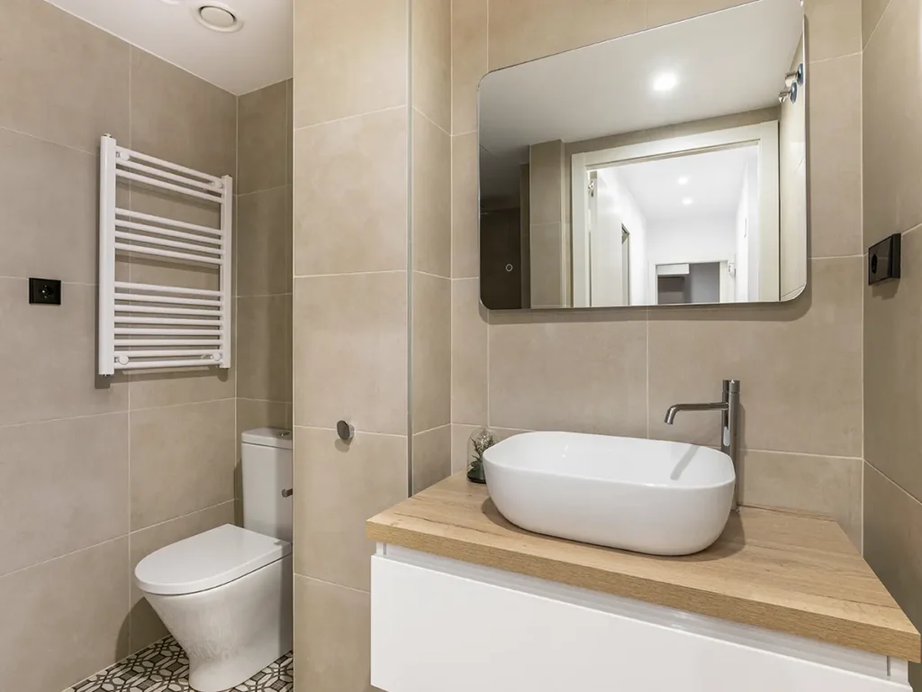 Reforma de baño en Benicarló con ducha moderna, lavabo y revestimientos cerámicos.