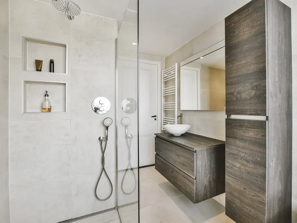 Baño de diseño moderno reformado en Benicàssim