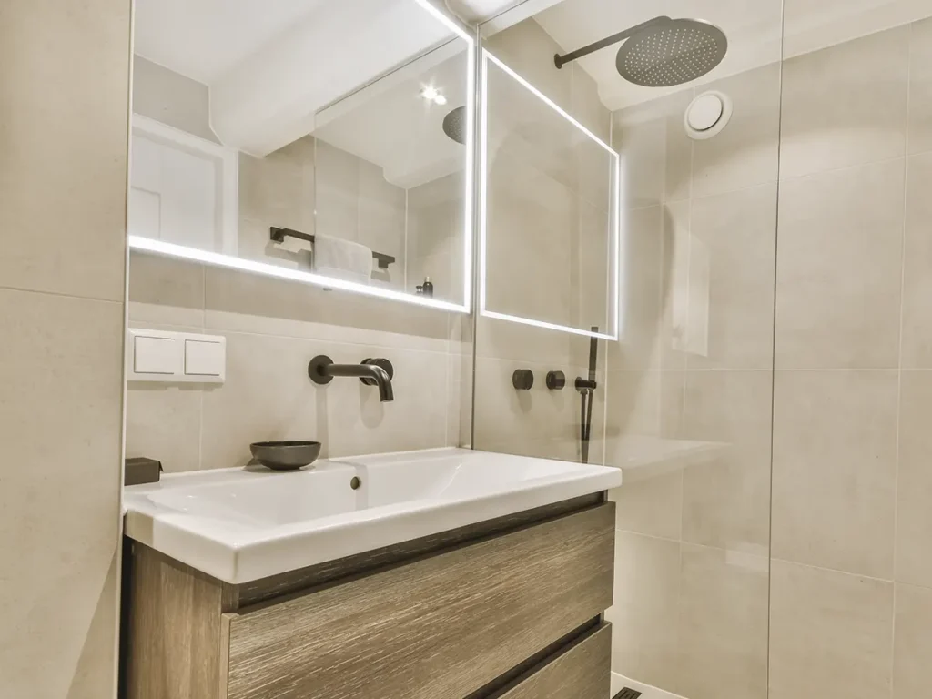 Reforma de baño en La Vall d'Uixó con ducha moderna y revestimientos cerámicos.