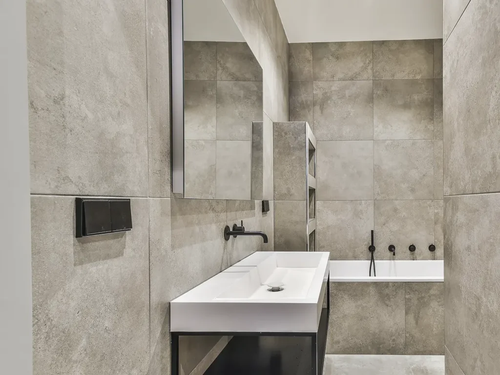 Reforma de baño moderno en Almassora con lavabo suspendido
