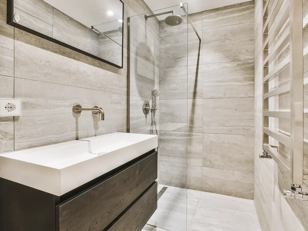 Baño moderno reformado en Castellón con ducha y mobiliario actual