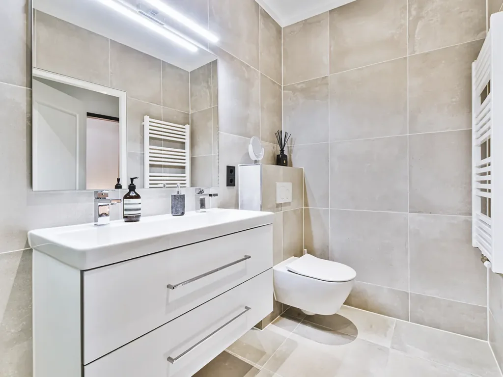 Baño moderno reformado en Castellón con acabados de alta calidad.