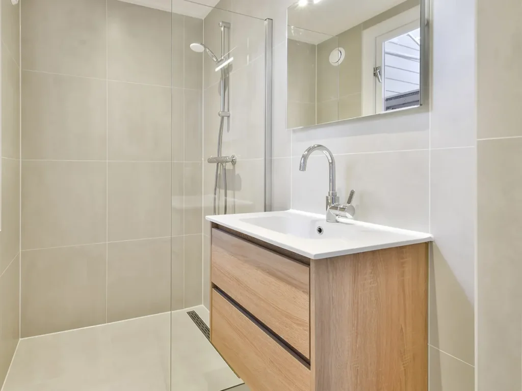 Baño moderno reformado en Villarreal con ducha y lavabo suspendido