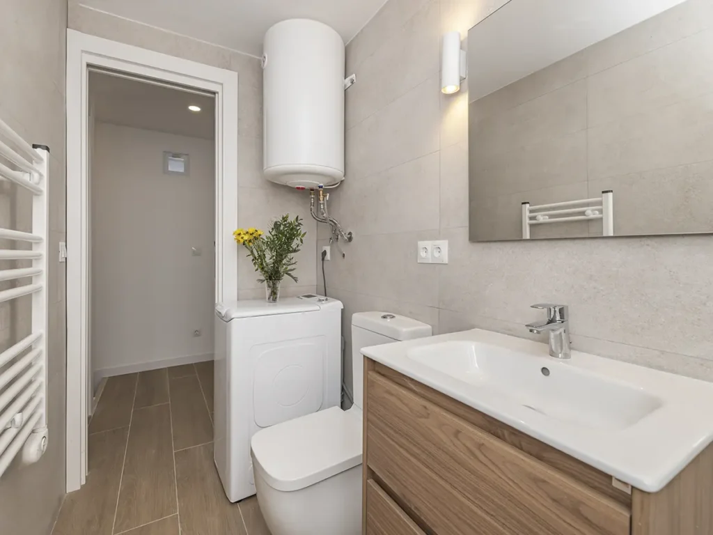 Reforma de baño en Nules con ducha moderna, lavabo y revestimientos cerámicos.