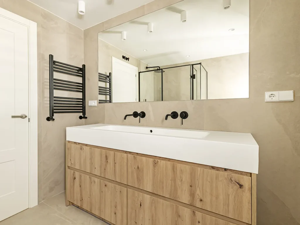 Reforma de baño en Onda con ducha moderna, lavabo y revestimientos cerámicos.