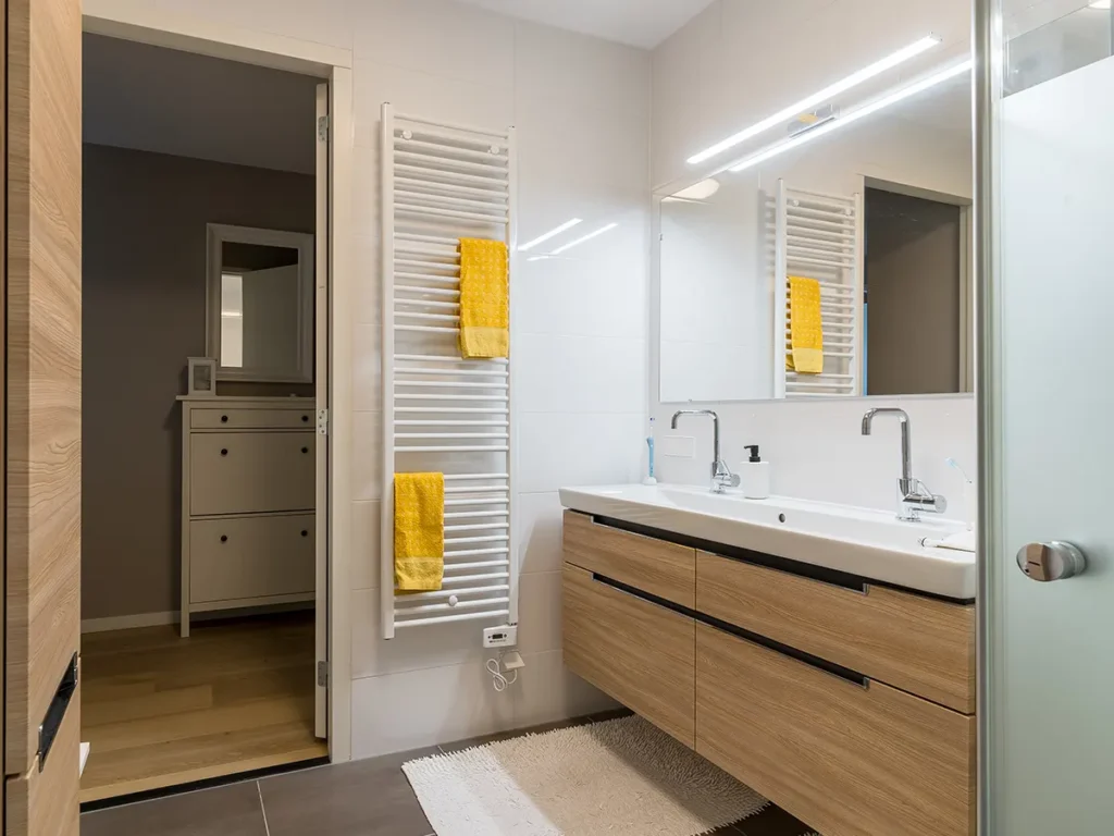 Reforma de baño en Peñíscola con ducha moderna, lavabo y revestimientos cerámicos.
