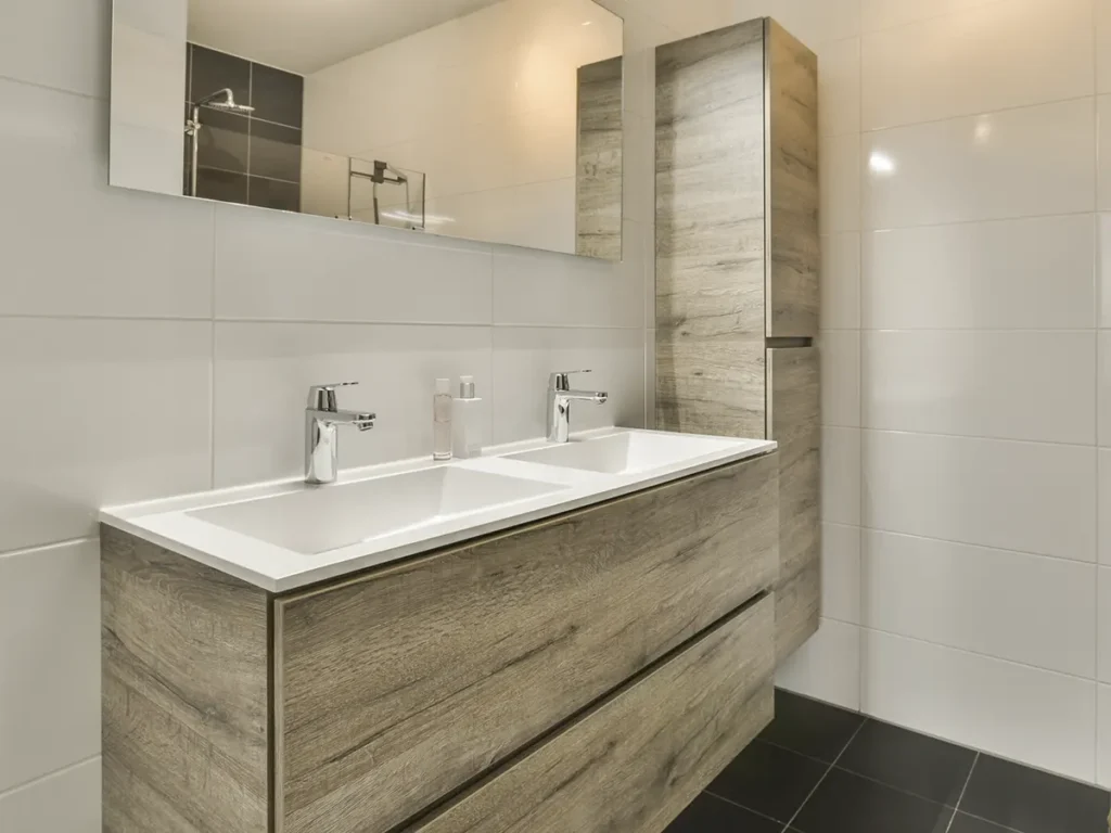 Reforma de baño en Vinaròs con ducha moderna, lavabo y revestimientos cerámicos.
