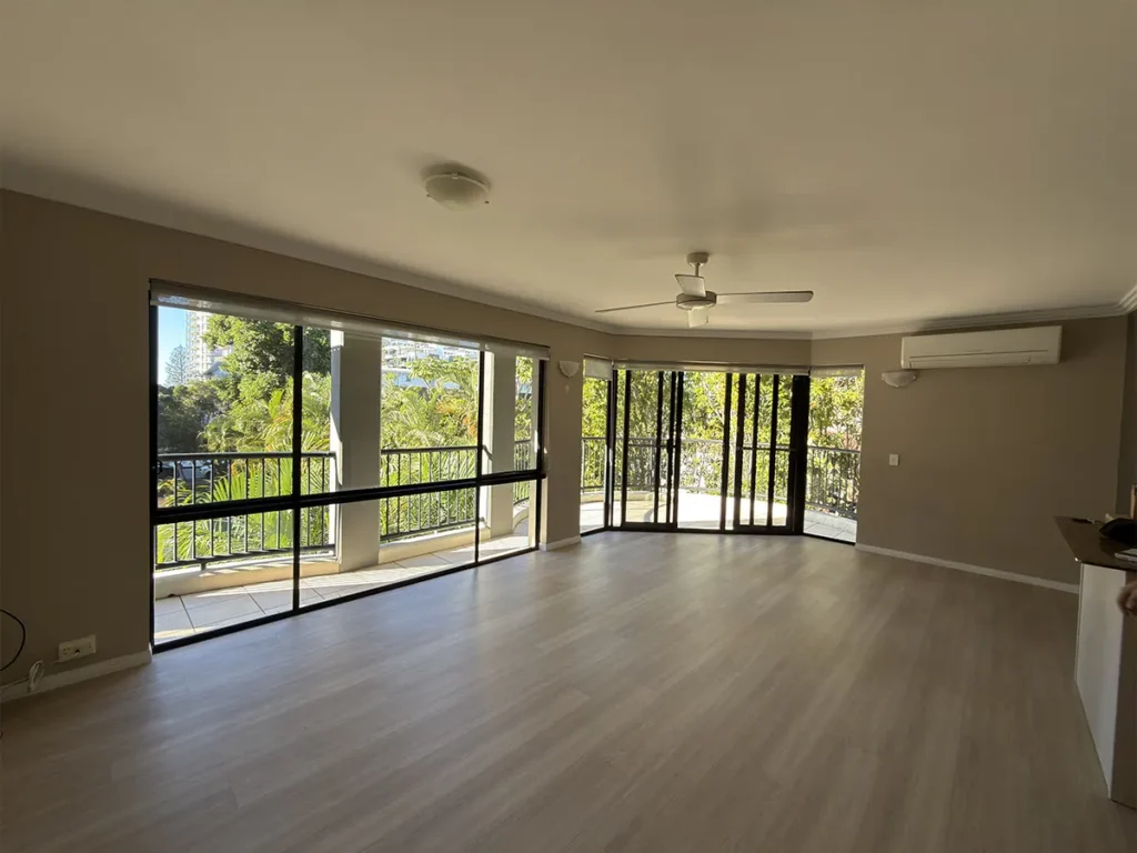 Salón moderno tras una reforma de casa en Castellón con acabados de calidad.