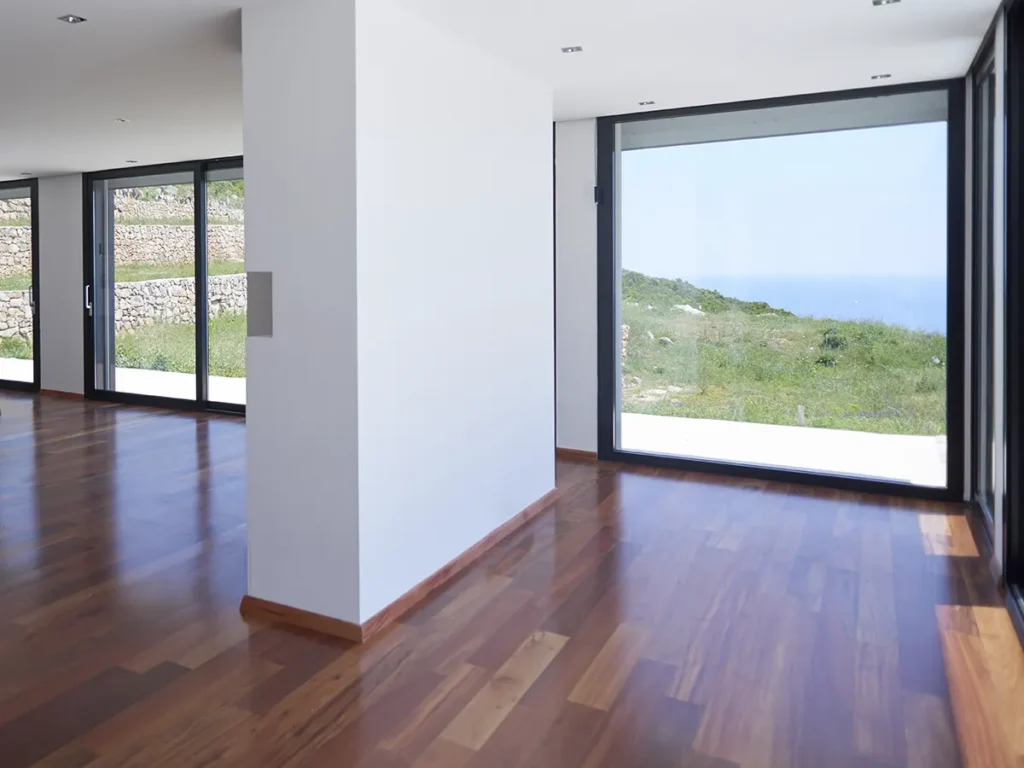 Reforma de casa en Castellón con grandes ventanales y abundante luz natural.