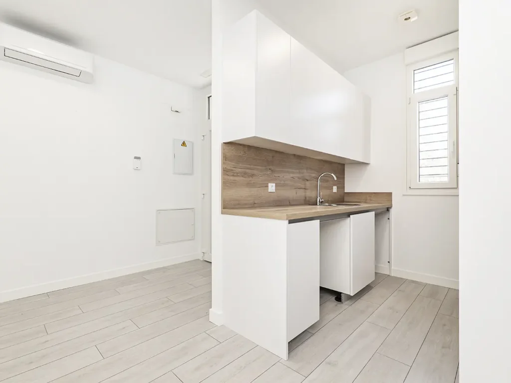 Reforma de cocina en Benicarló con mobiliario moderno y diseño funcional.