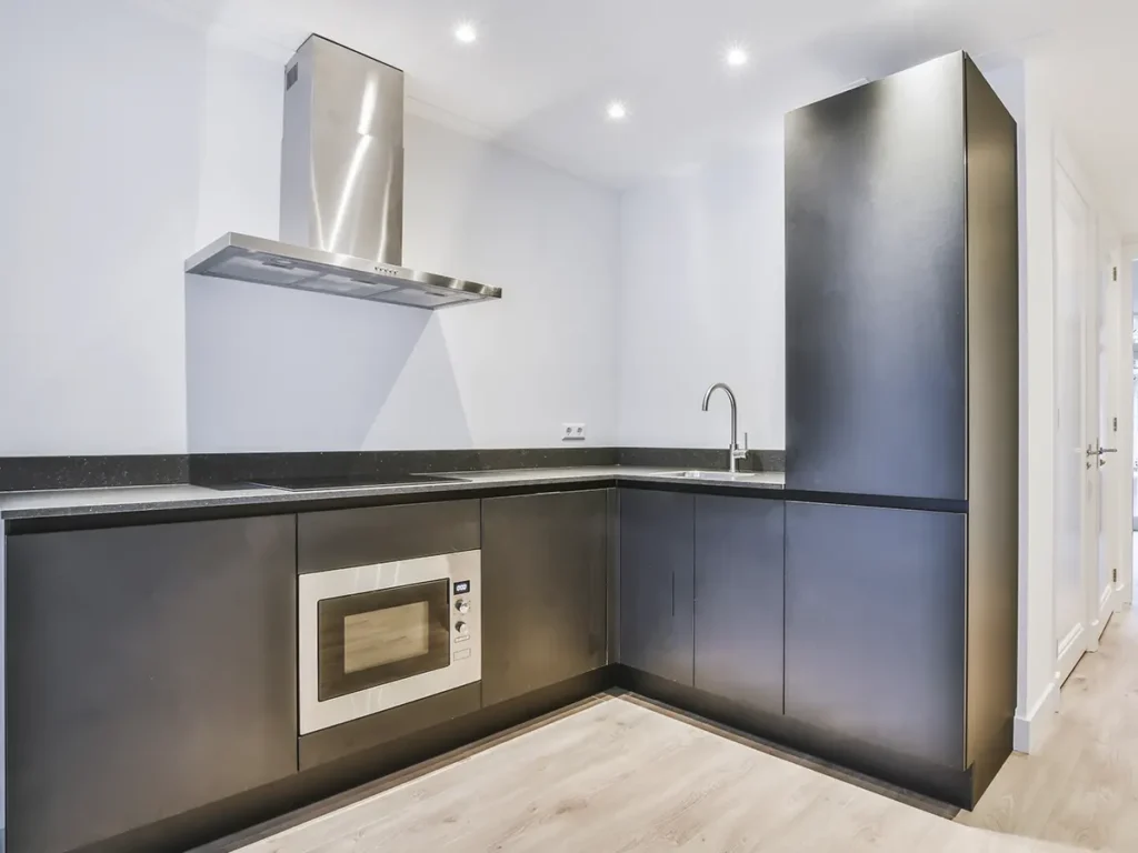 Reforma de cocina en Peñíscola con mobiliario moderno y diseño funcional.