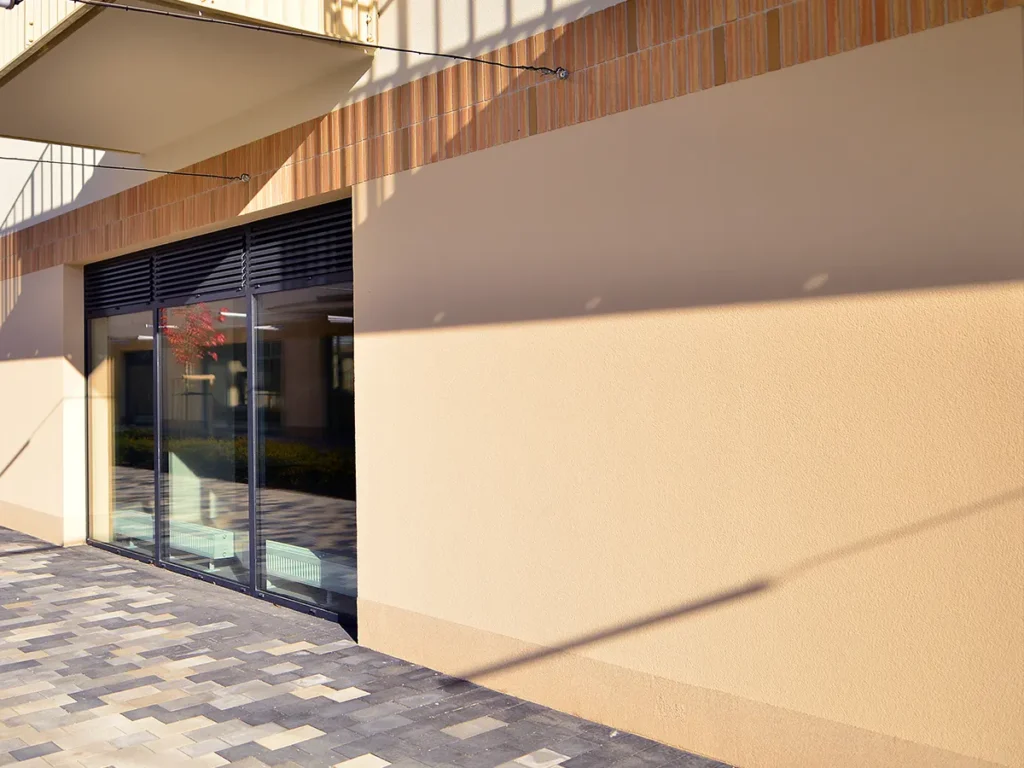 Reforma de fachada de local comercial en Castellón con diseño moderno.