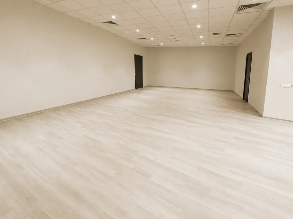 Espacio comercial renovado tras una reforma integral en Castellón.