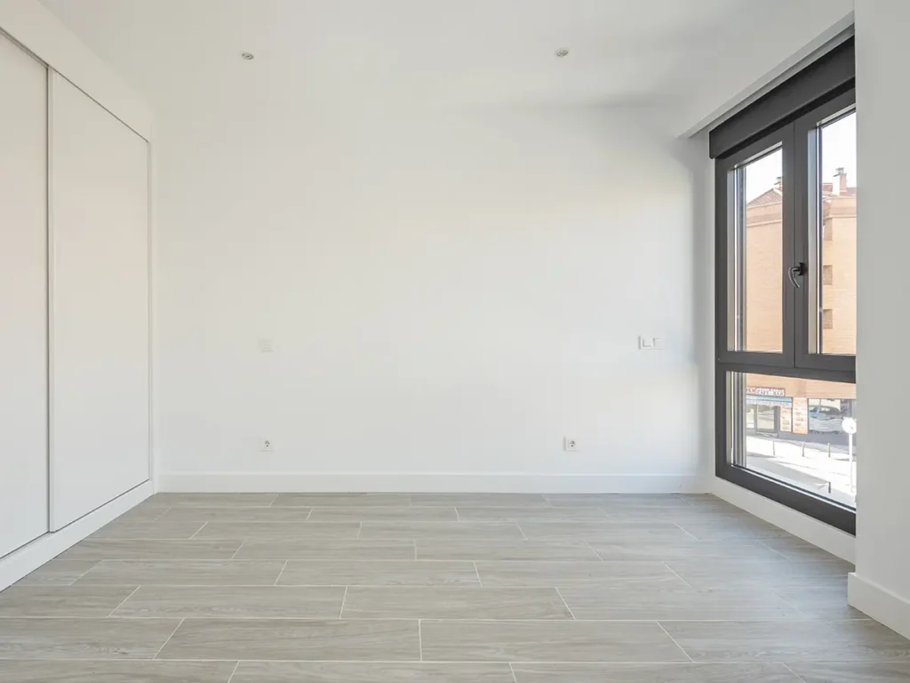 Salón moderno tras una reforma de piso en Castellón con diseño actual.