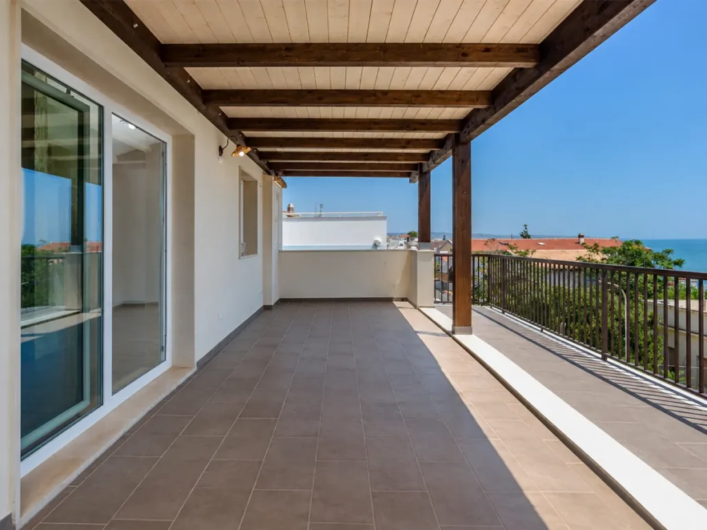 Reforma de terraza con porche moderno en Castellón