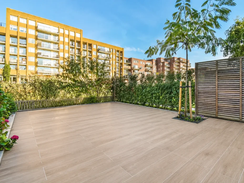 Reforma de terraza jardín en Castellón con suelo imitación madera