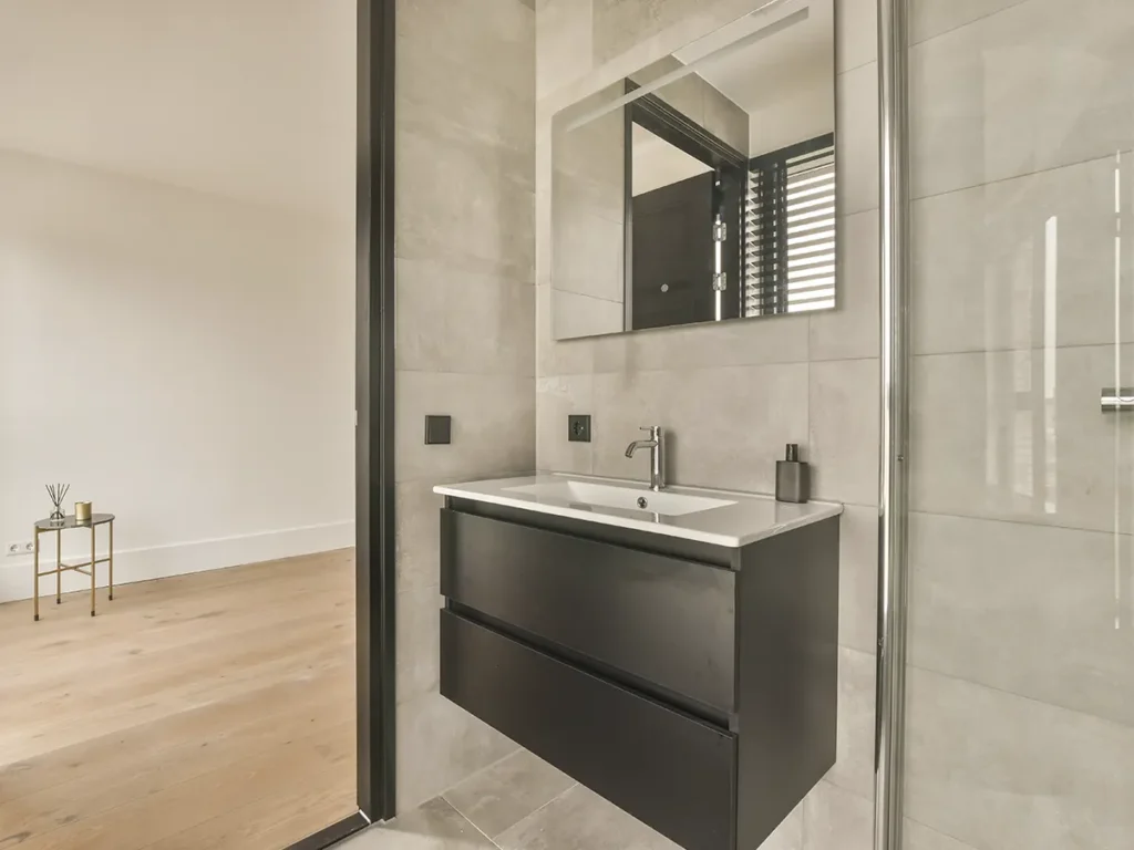 Reforma de baño moderno realizada en Castellón.