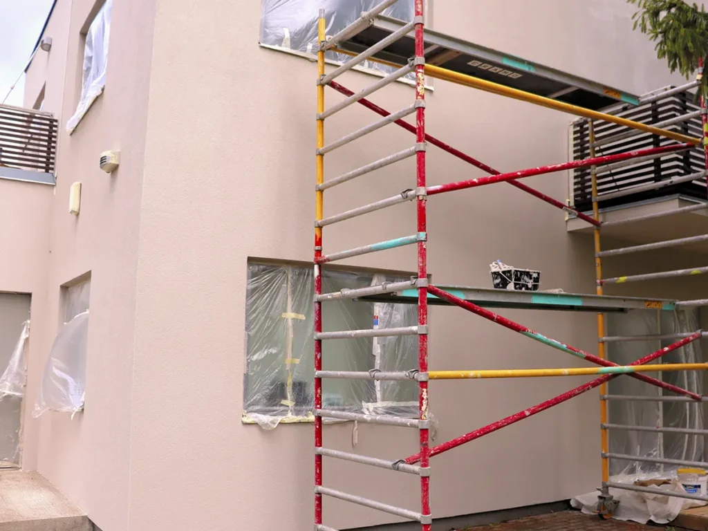 Rehabilitación de fachada de edificio en Castellón con andamios y trabajos profesionales.