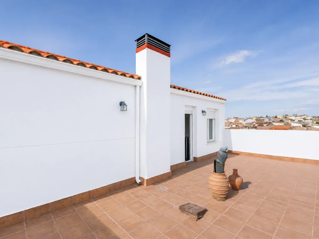 Reparación de fachada en Castellón con pintura blanca y acabado profesional.