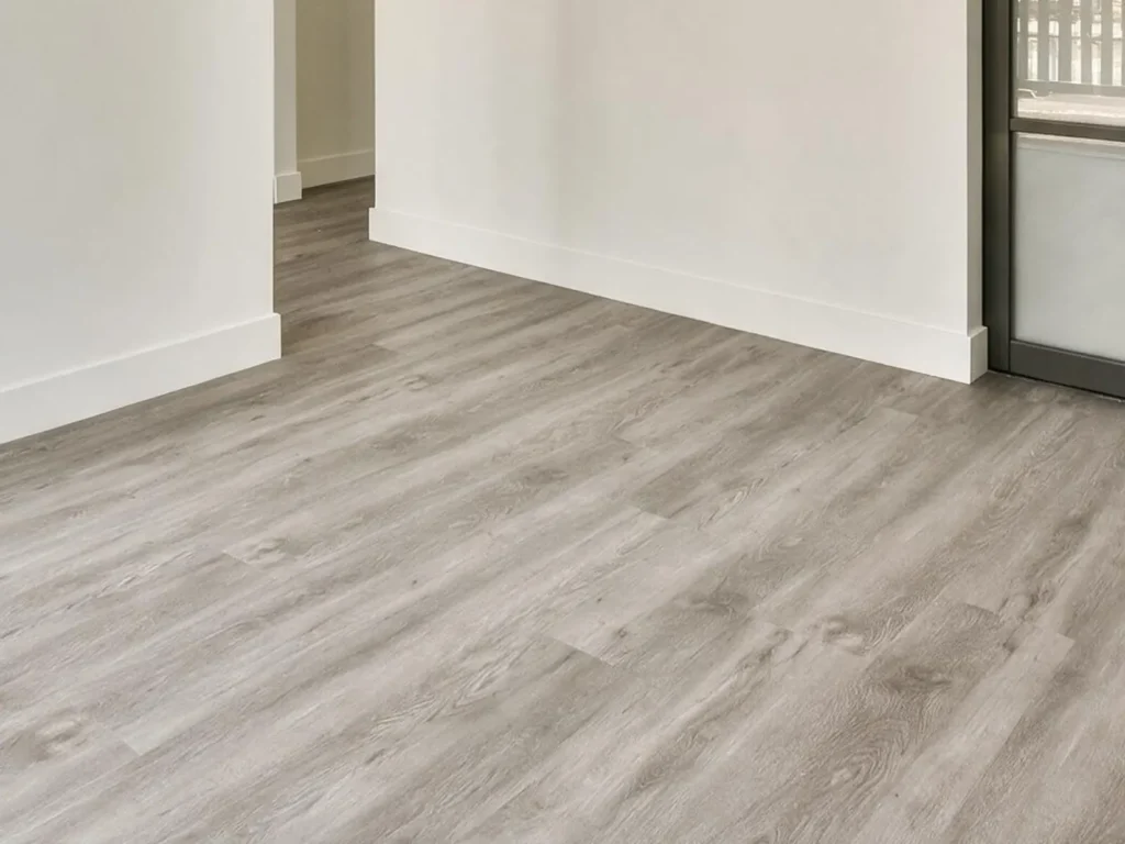 Resultado final de la instalación de suelo laminado en una vivienda de Vila-real.