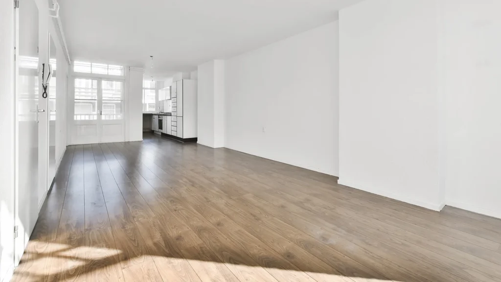 Salón reformado en un piso de Castellón con acabados modernos