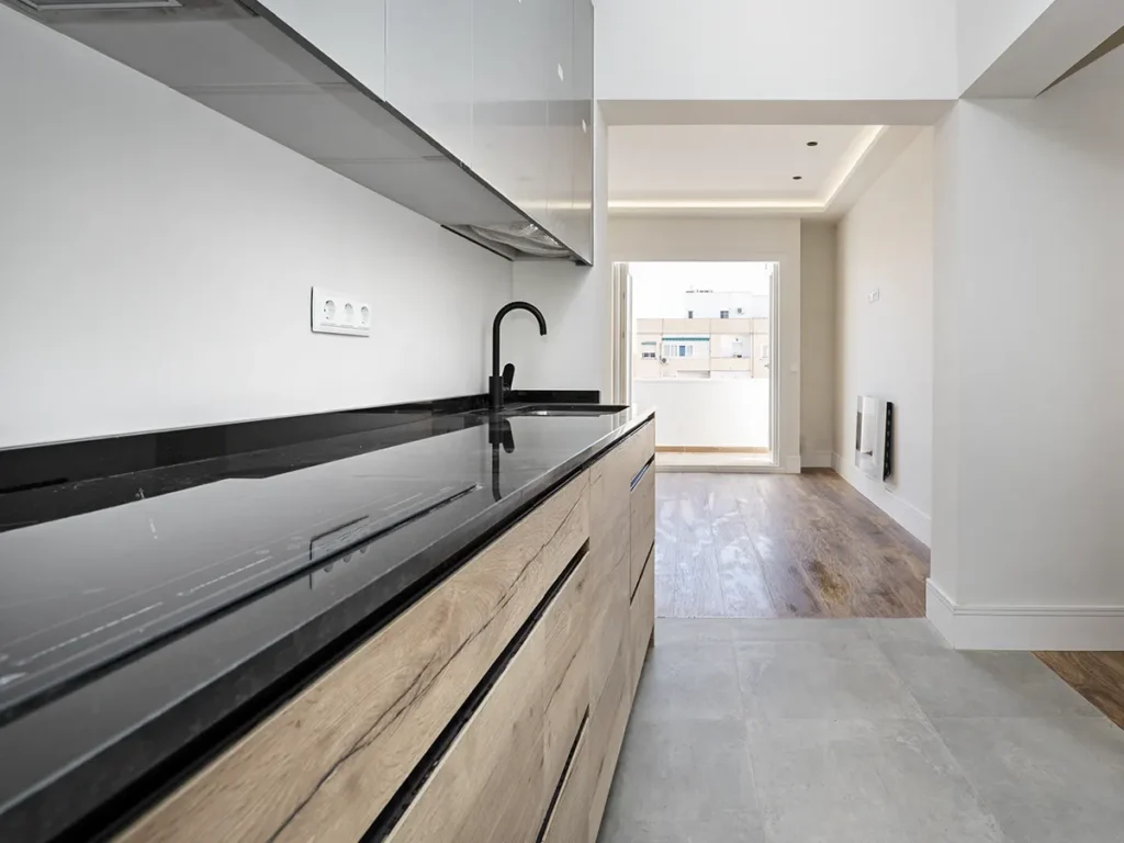 Servicio de reforma de cocina moderna en Castellón con mobiliario de diseño y acabados de alta calidad.