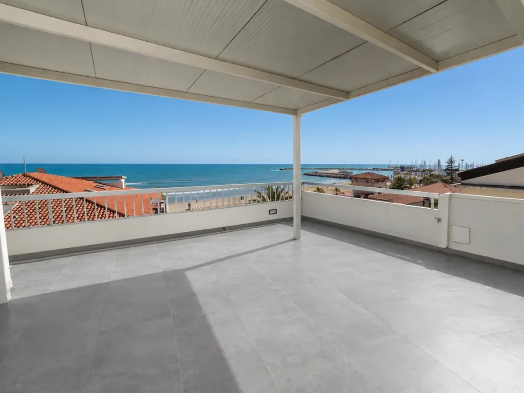 Terraza reformada en Castellón con suelo porcelánico gris